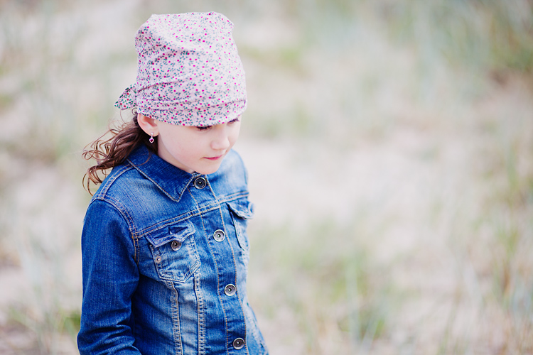 barn med P.O P scarf fotograferad av barnfotograf Jessica Lund