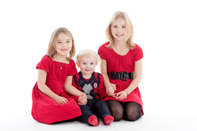 Julkort på barn i fina röda julklänningar och härlig jultröja