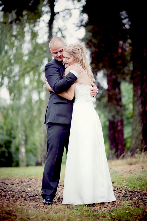 Brudpar fotograferade i regn av bröllopsfotograf i Enskede Jessica Lund
