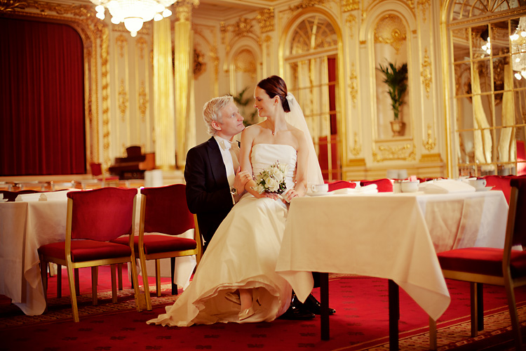 Brudpar i Spegelsalen på Grand hotell fotograferat av bröllopsfotograf Jessica Lund