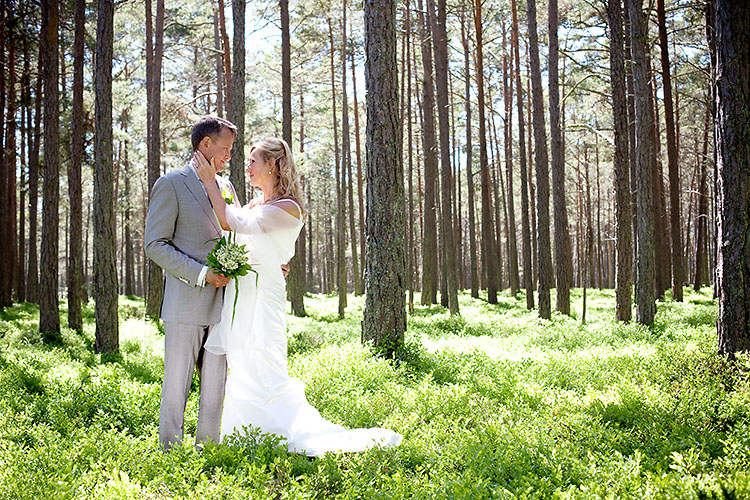 bröllopsfotografering i Sandhamns skog med liljekonvaljbukett