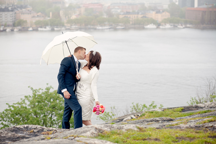 Brölllopsfotografering i regn fotograferat av Jessica Lund, Stockholm
