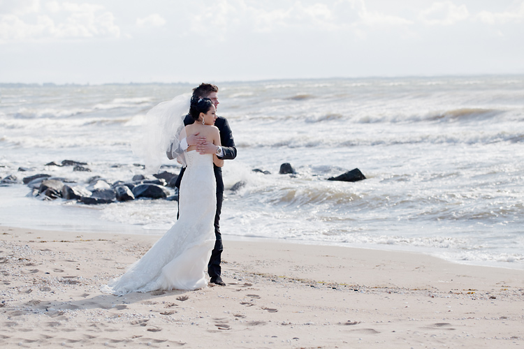 brudpar vid havet i Skåne och Klitterhus fotograferat av bröllopsfotograf i Skåne Jessica Lund