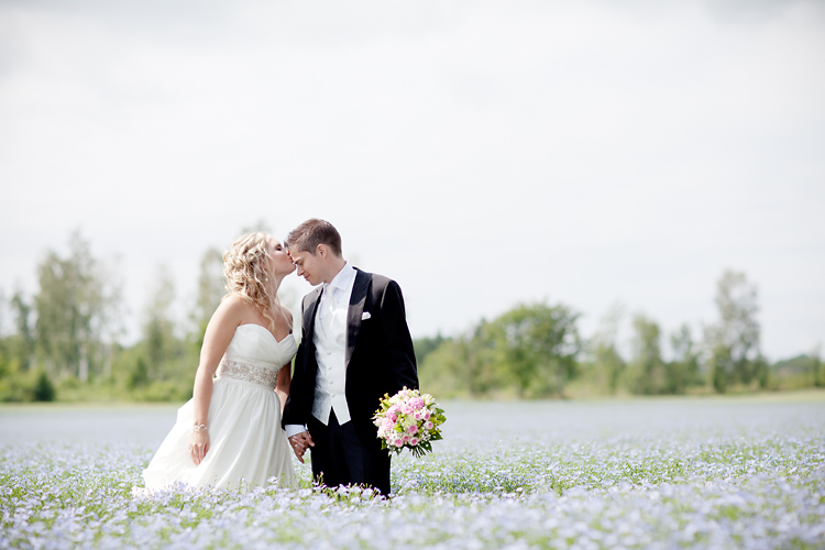 Bröllopsfoton  tagna av fotograf på linäng i Motala och Vadstena