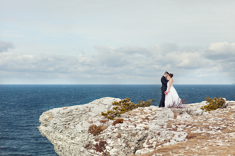 bröllop på Gotland, brudpar på klippa