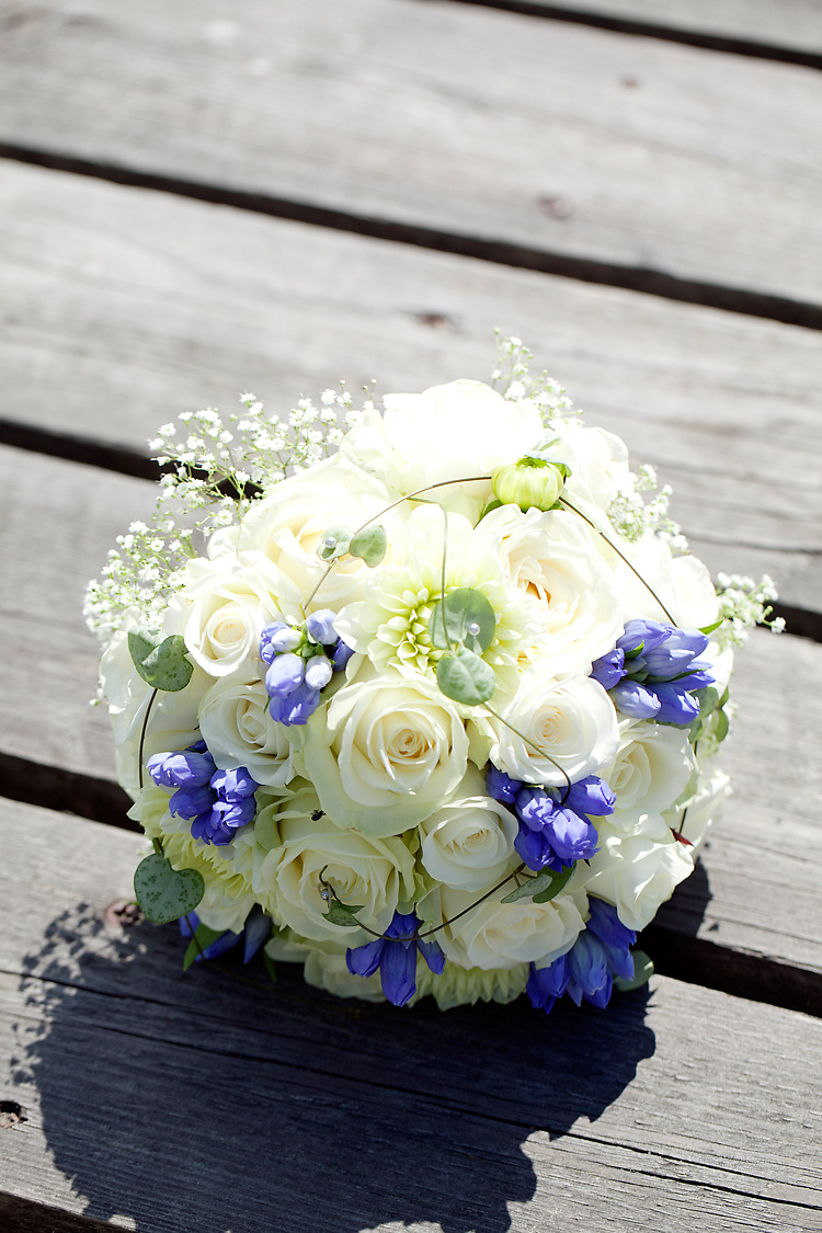 brudbukett med vita och blå blommor