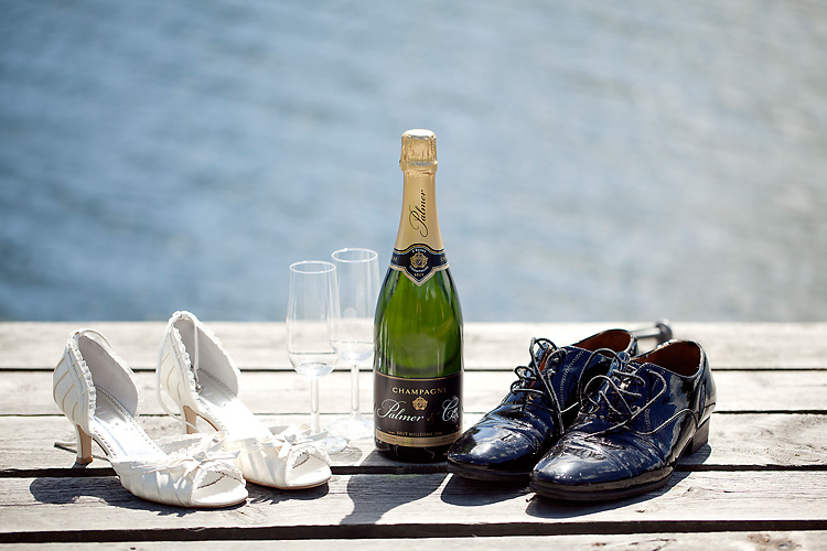 champagne och skor på bröllop i skärgården