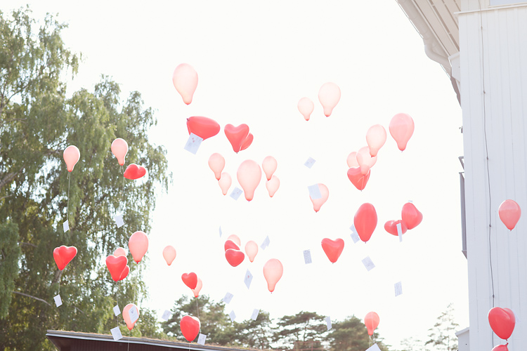 ballonger flyger mot himmelen på bröllop