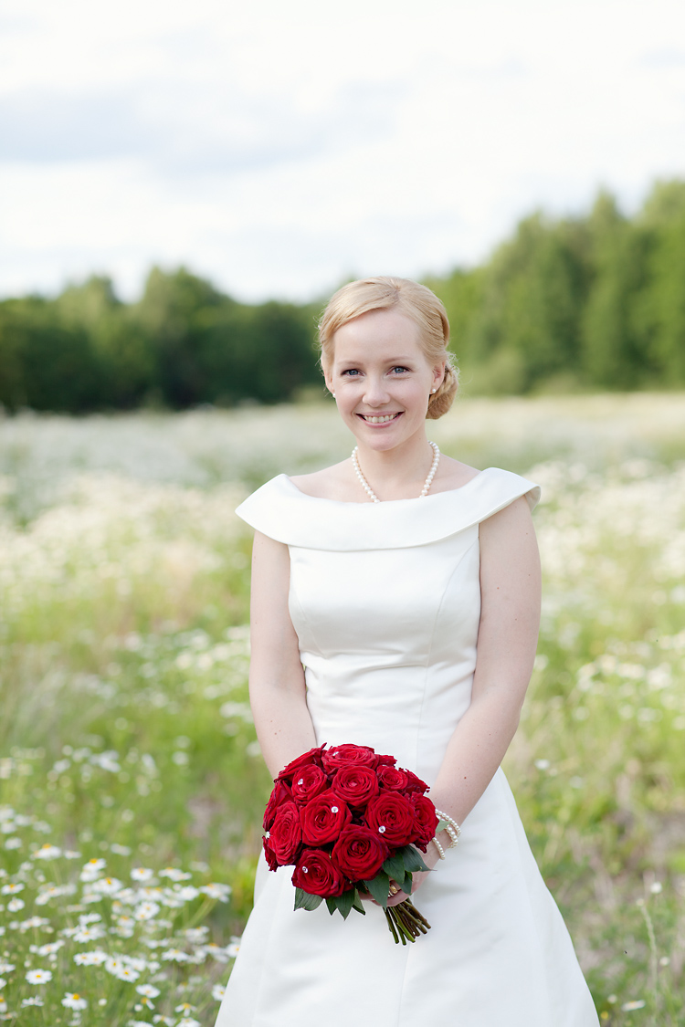 norsk brud i tubklänning med brudbukett röda rosor