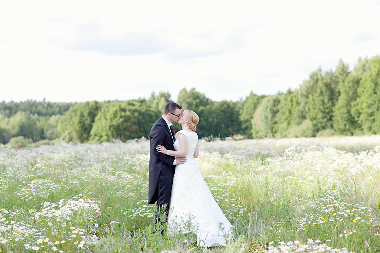 romantisk bröllopsfotografering på sommaräng i Stockholm