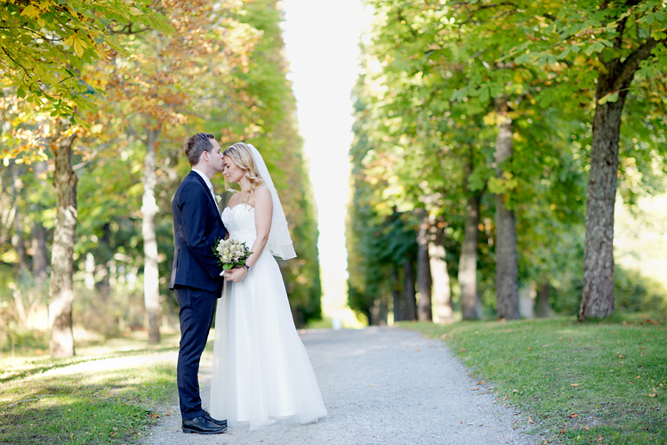Norskt brudpar fotograferat på Drottningholm nära Kina slott