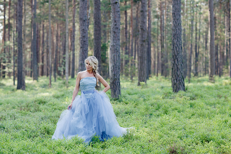 Blå Disa Lova Weddings klänning fotograferad i Stockholm