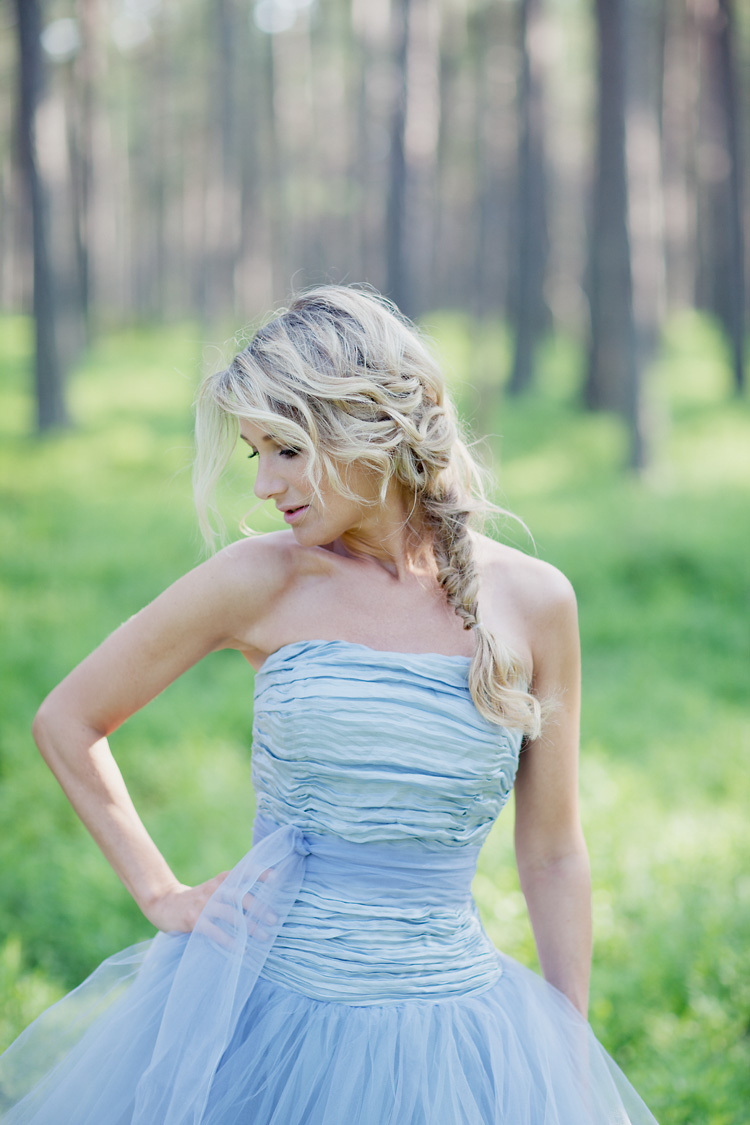 romantisk bild på tjej blå klänning i skog