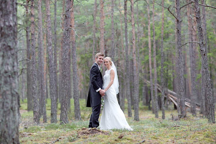 Bröllopsfotografering i skogen Ekerö
