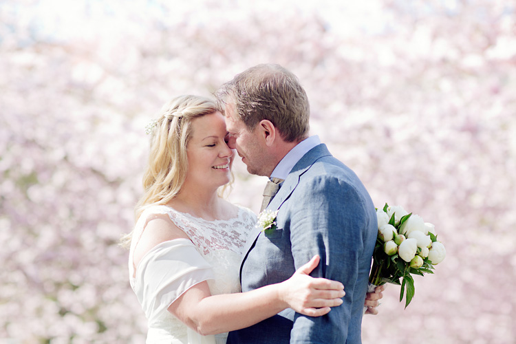 Bröllop i Göteborg med rosa körsbärsblommor