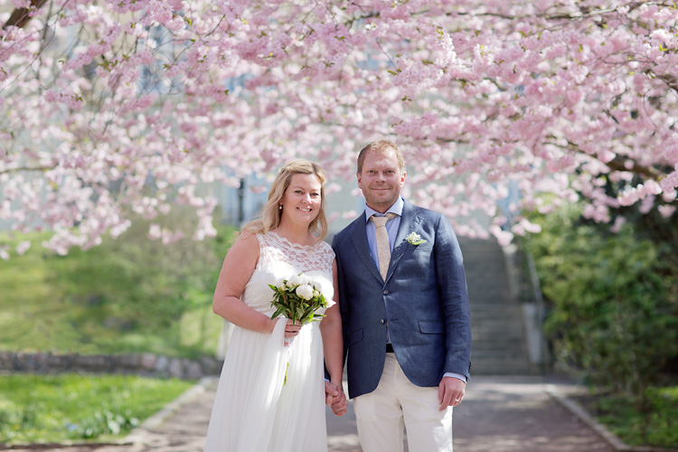 Bröllopsfotograf Göteborg Jessica Lund fotograferar par under rosa körsbärsträd