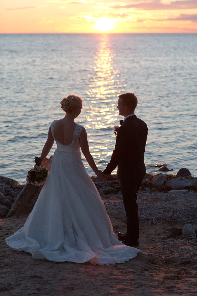 Bröllopsfotografering i solnedgång på Gotland