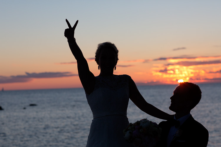 Gotlandsfotograf i solnedgång tar bilder på brudpar