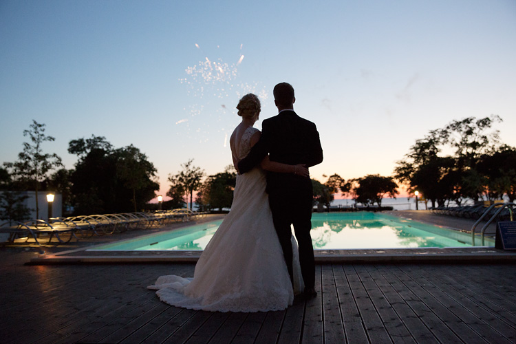 brudpar vid pool i Visby tittar på fyrverkerier