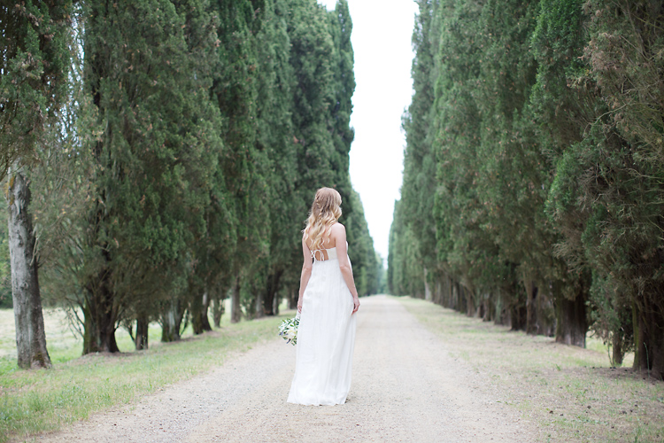 brud i Italien fotograferad i alle med cypresser