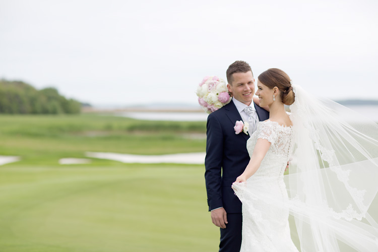 Bröllopsfotografering med slöja på golfbana