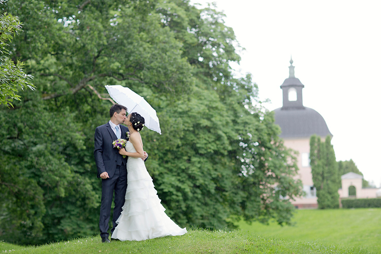 Bröllopsfotografering i regn med paraplyer