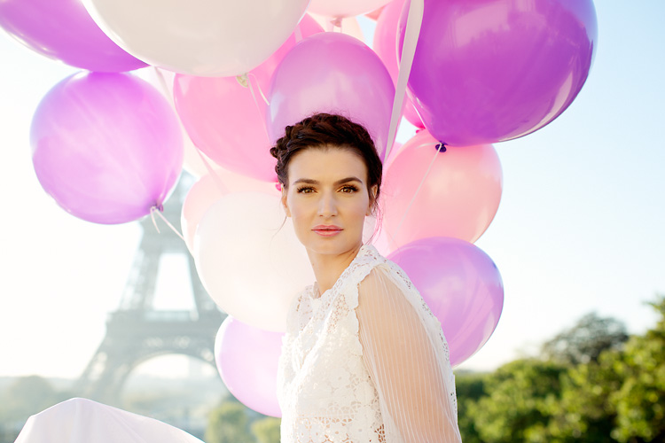 Paris bröllop med ballonger vid Eiffeltornet